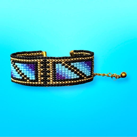 Hand crafted beaded blue geometric Native American inspired adjustable bracelet - Picture 3 of 11